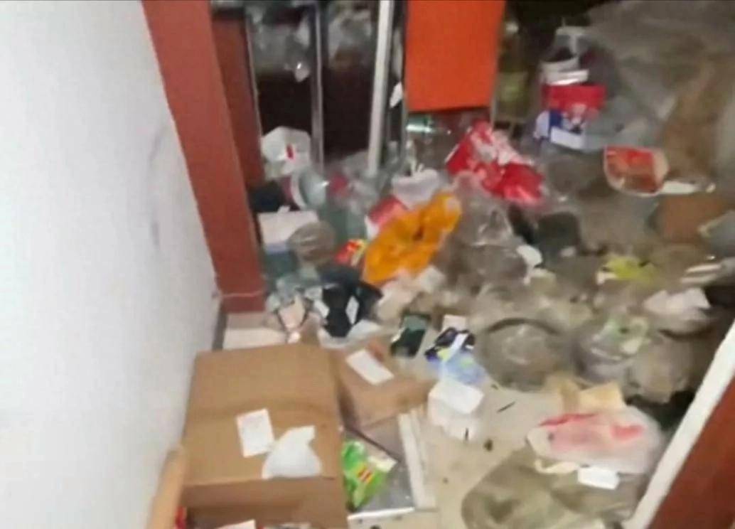 小伙退房留满屋垃圾打扫花一千小伙退房留下满屋垃圾，打扫费用竟达一千元——租房者的责任与教训